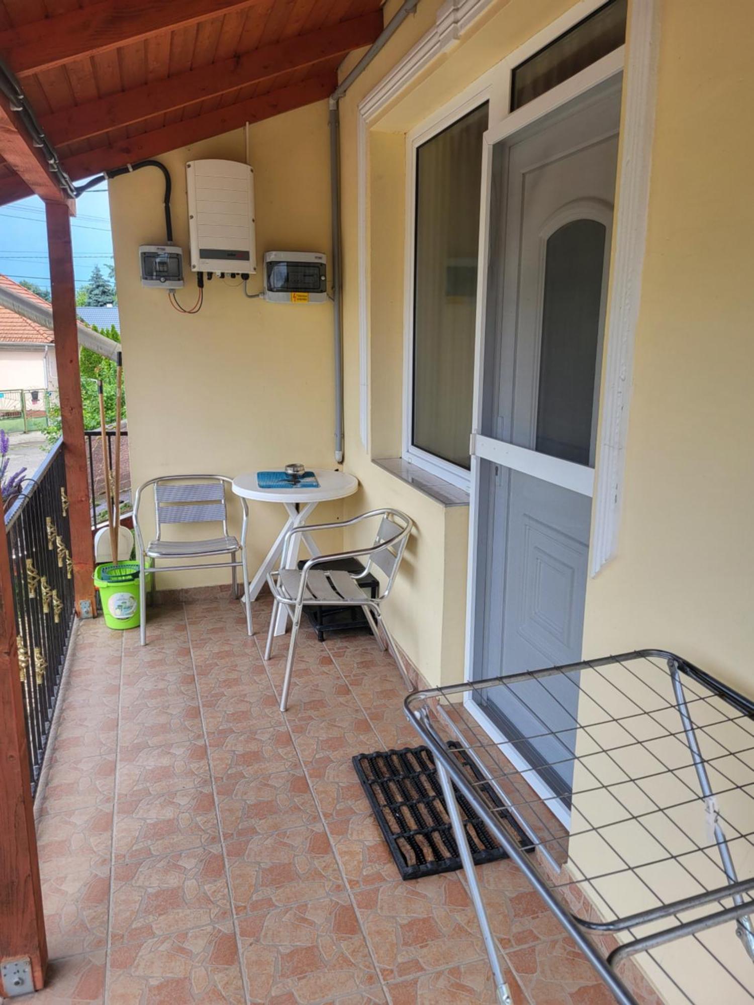 Napsugar Vendeghaz Apartment Tiszaujvaros Ruang foto