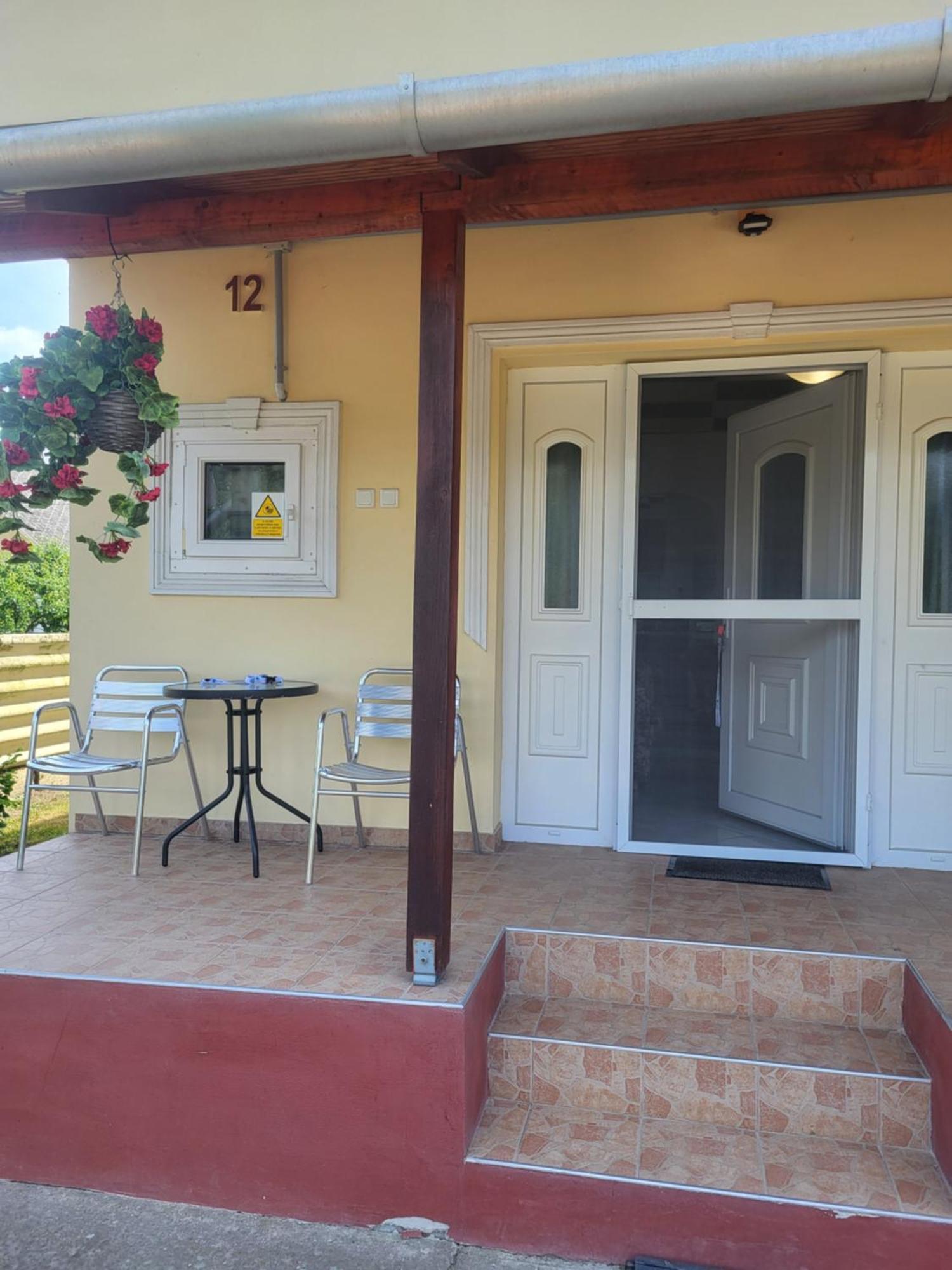 Napsugar Vendeghaz Apartment Tiszaujvaros Ruang foto